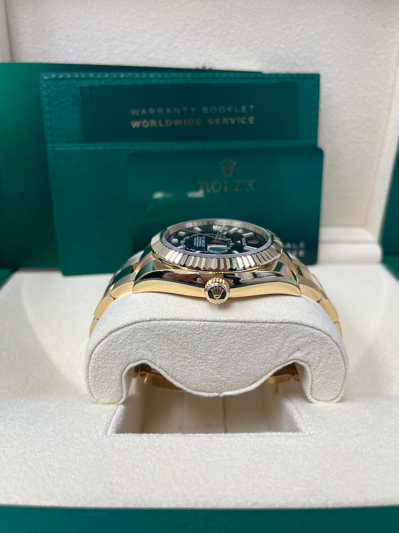 Black Dial Watch - Gold-42MM