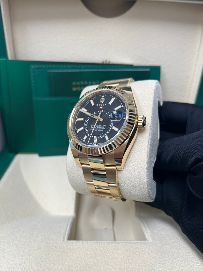 Black Dial Watch - Gold-42MM