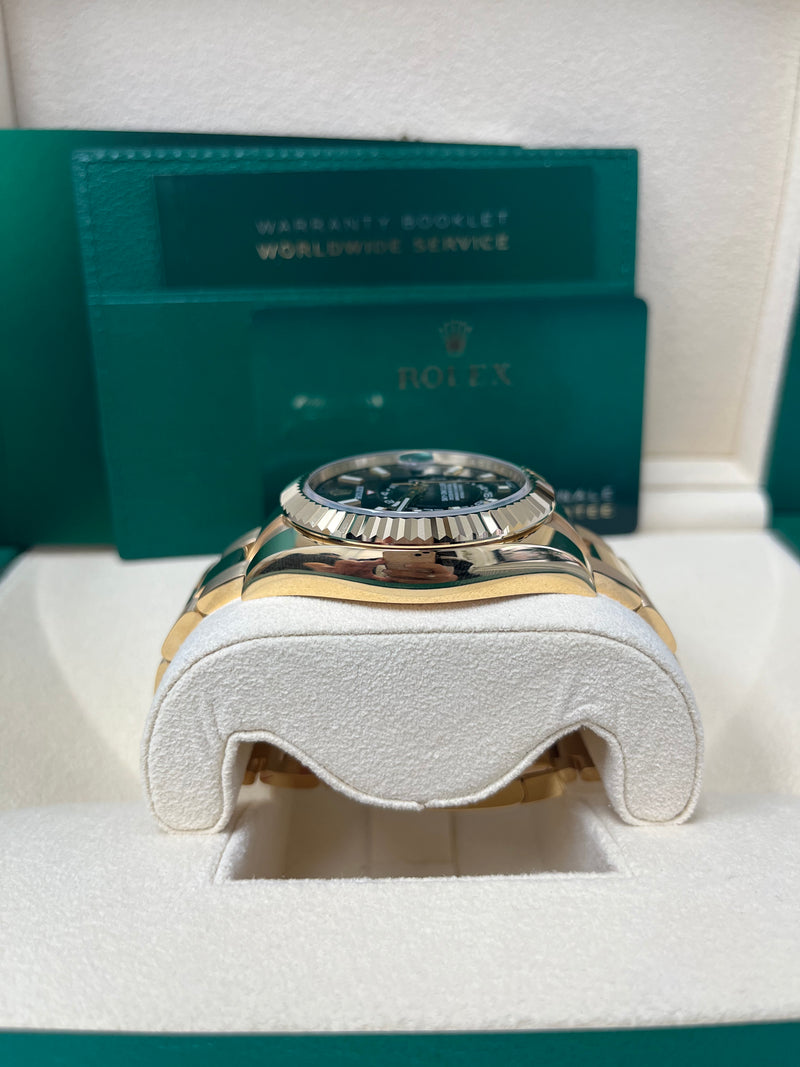 Black Dial Watch - Gold-42MM