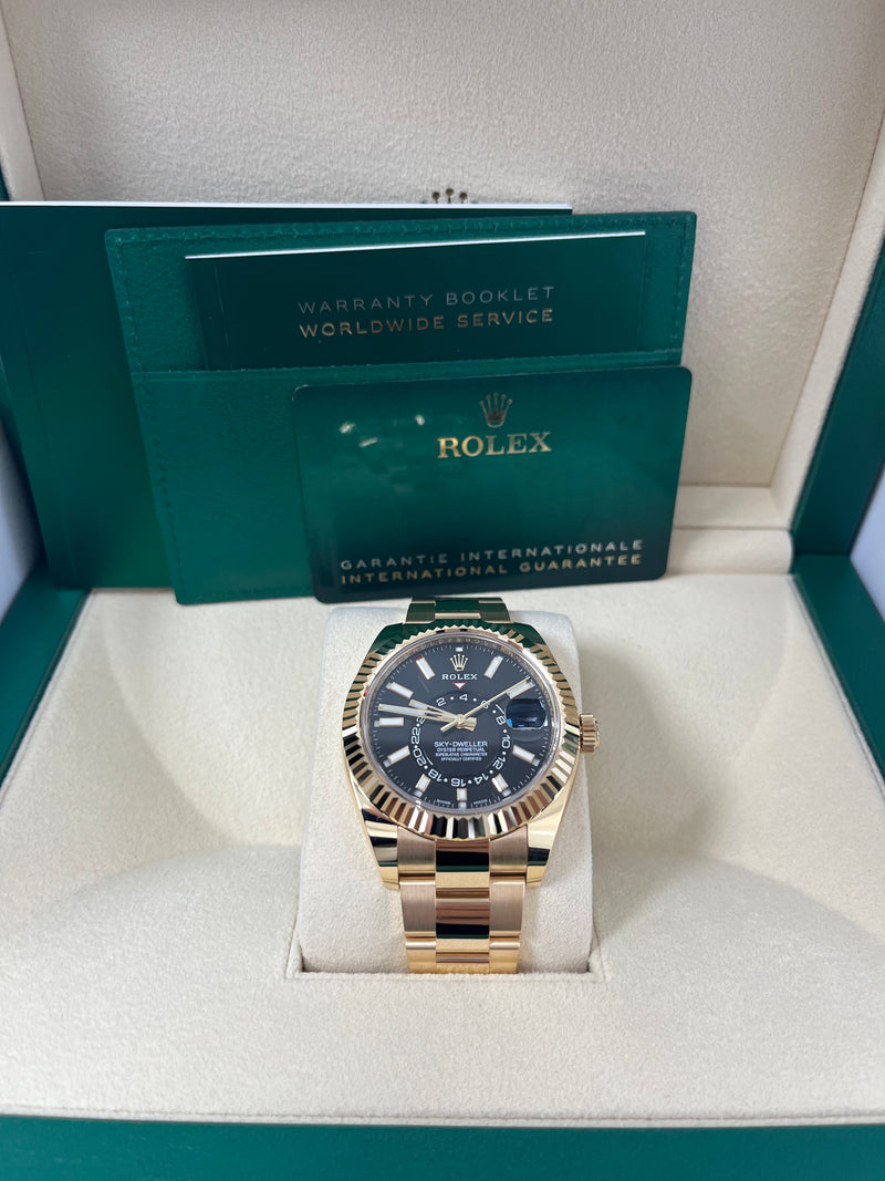 Black Dial Watch - Gold-42MM
