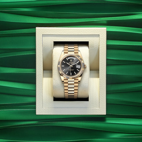 Shiny black dial - Gold strap - 40mm