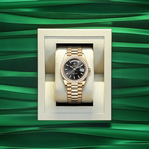 Black dial - Gold strap - 40mm