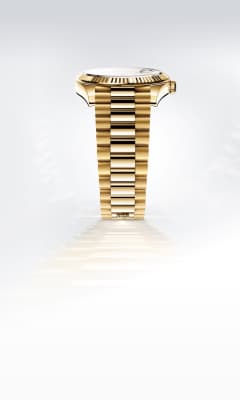 Black dial - Gold strap - 40 mm