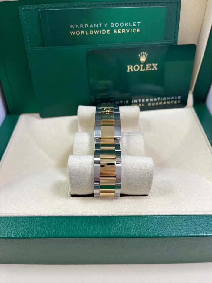 Black dial - Gold strap - 40MM